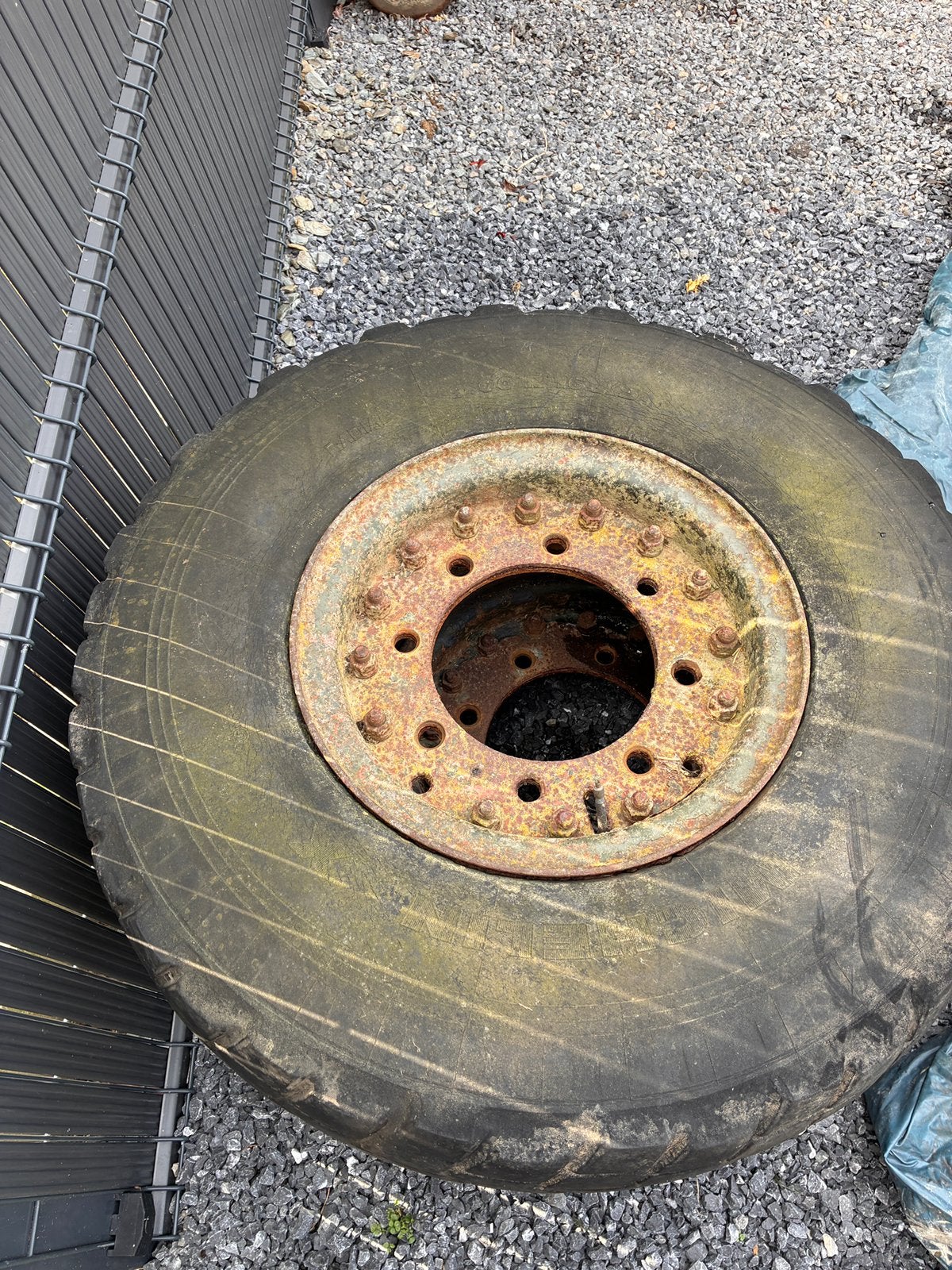 Vend pneus sur jantes de chariot, Enlèvement