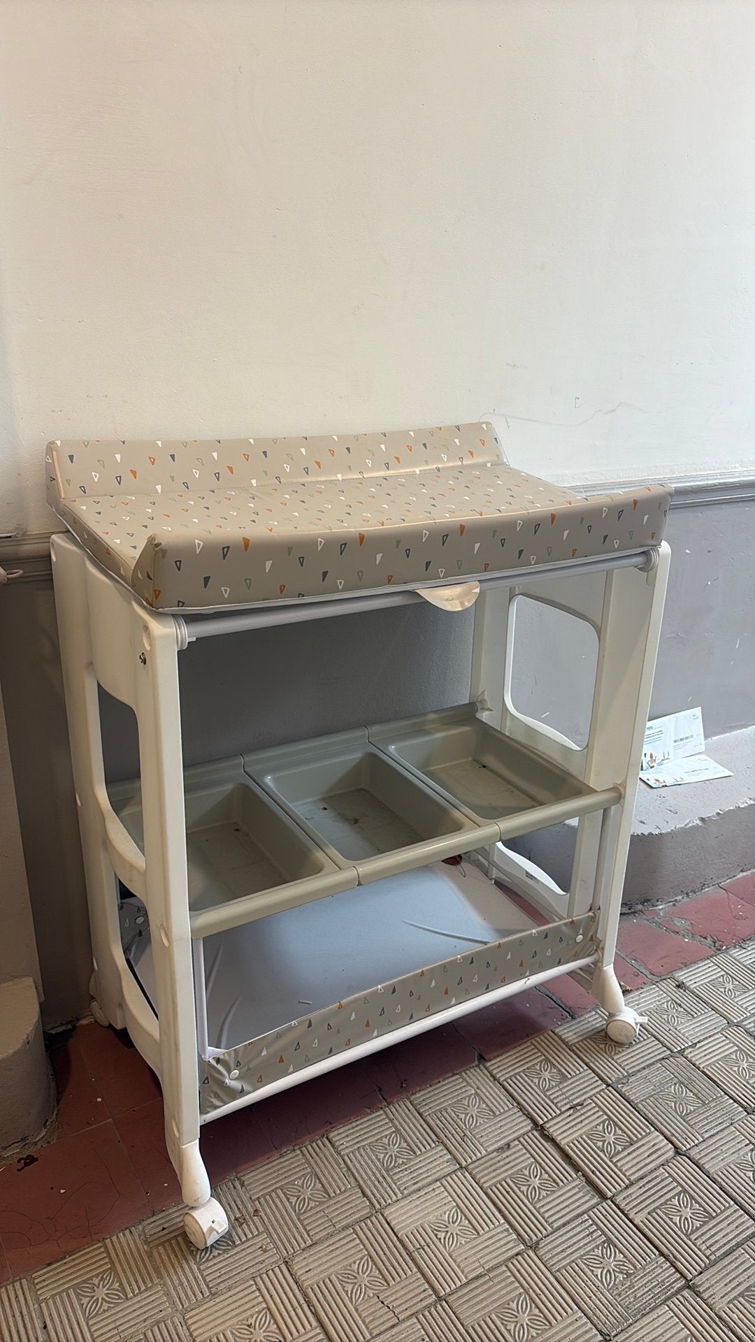 table à langer avec baignoire bébé sur roulettes »., Enlèvement, Comme neuf