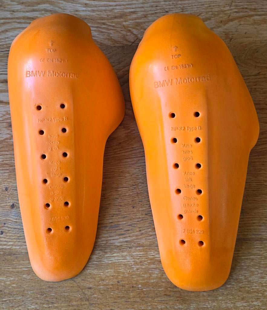 BMW knieprotectors, Ophalen