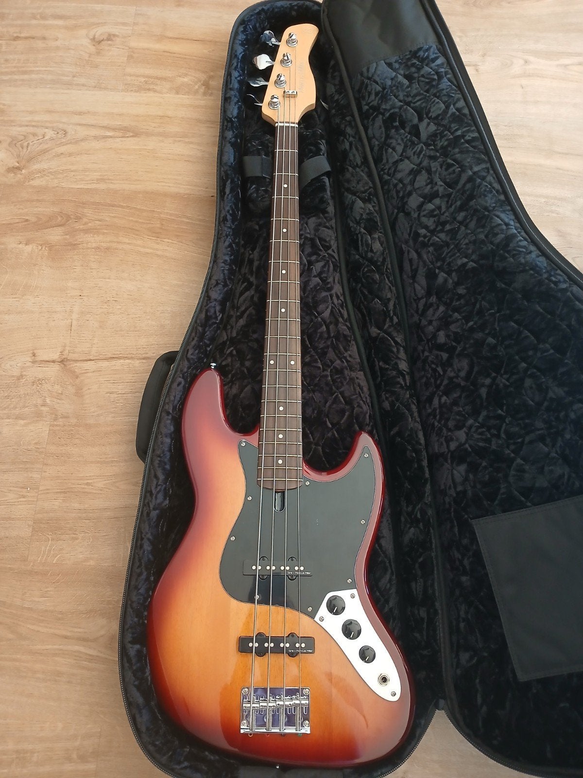 Marcus miller V3P 4 Tobacco sunburst, Muziek en Instrumenten, Snaarinstrumenten | Gitaren | Bas, Ophalen
