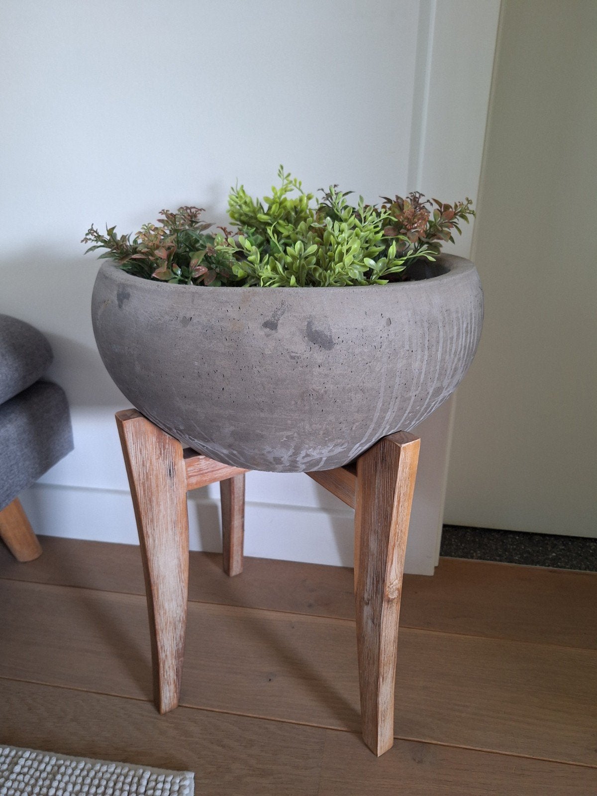 Decoratieve bloempot op houten voet met kunstplantjes, Tuin en Terras, Ophalen, Binnen