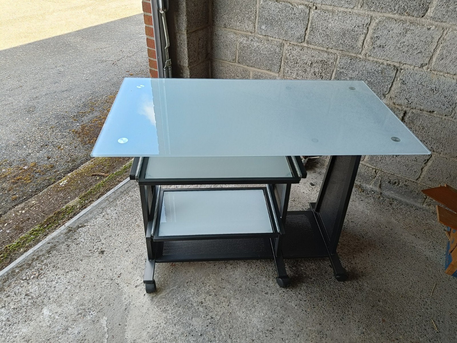 Moderne metalen bureau met glazen blad., Ophalen, Gebruikt, Glas