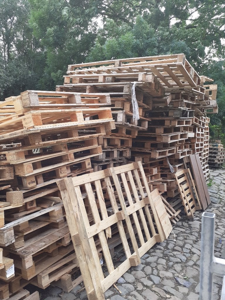 Groot aantal kapotte paletten voor brandhout, Enlèvement, Utilisé