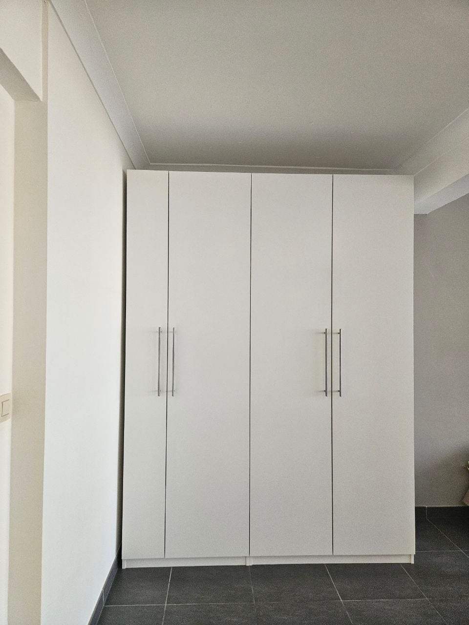 Witte kleerkast, Enlèvement, Comme neuf