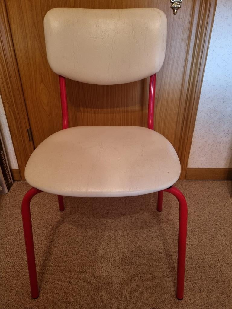 4 witte vintage keukenstoelen en keukentafel met rode poten, Huis en Inrichting, Ophalen, Wit