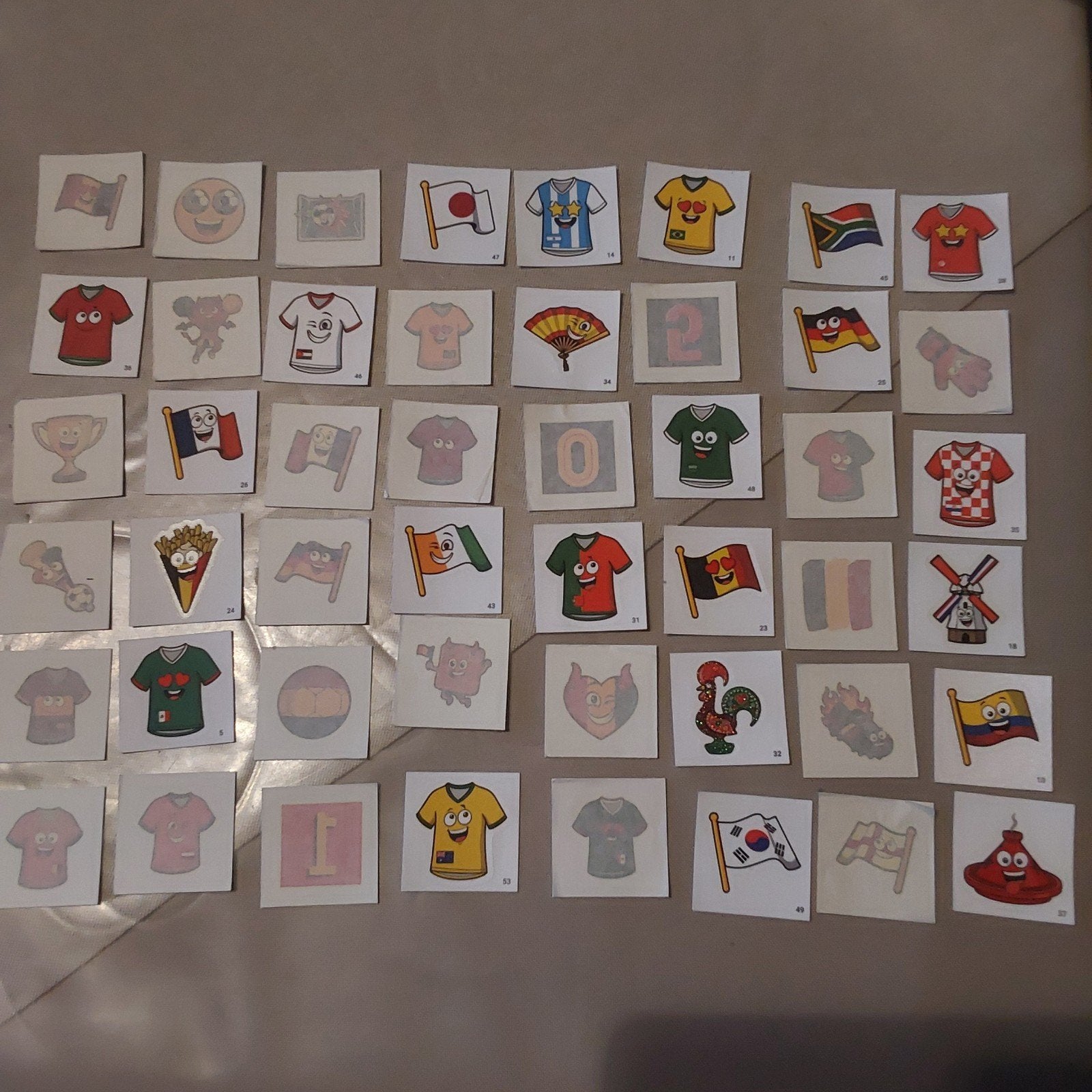 48 verschillende stickers van voetbal van ad delhaize, Enlèvement ou Envoi