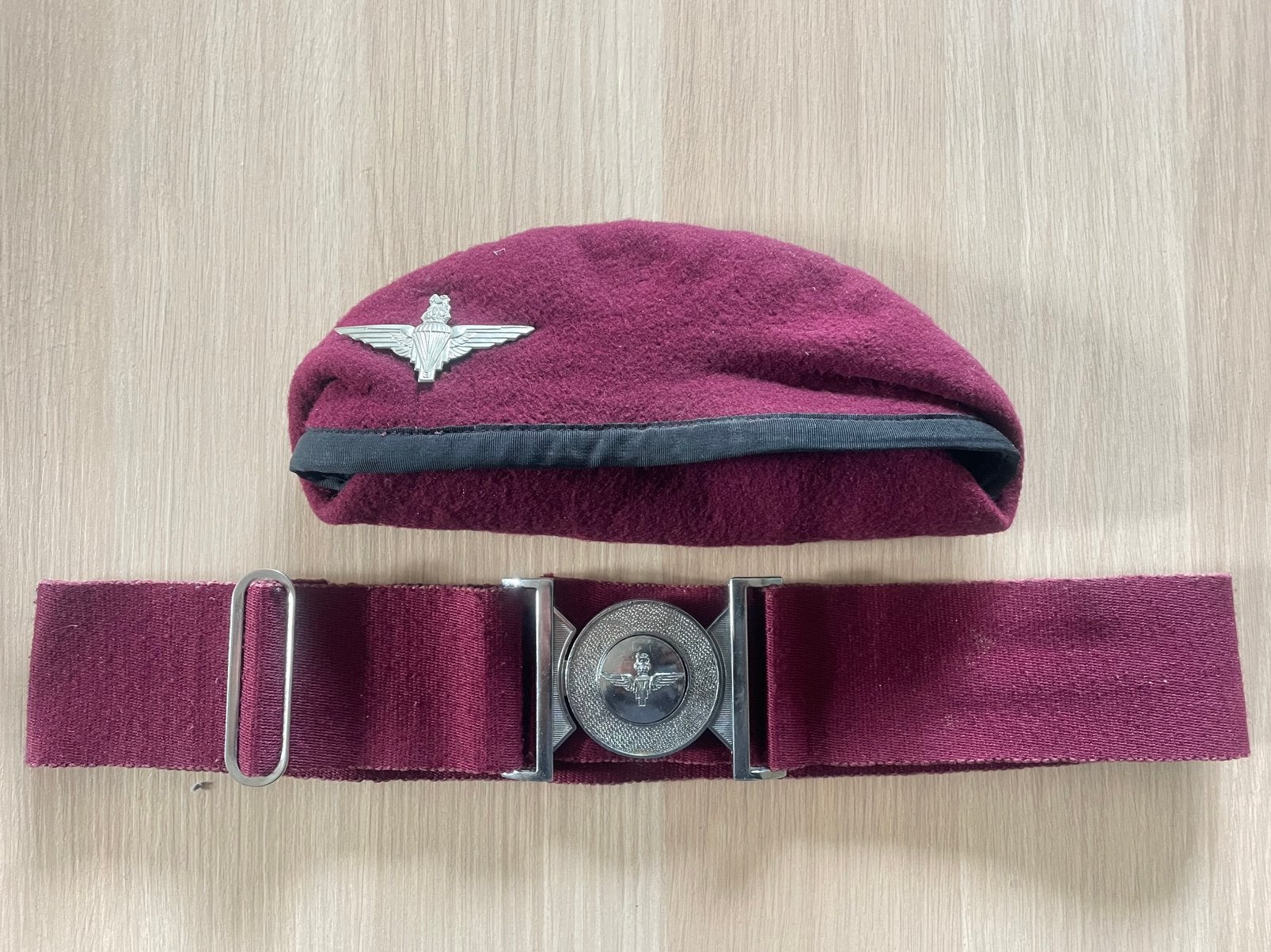 Stable belt& beret UK 1979 parachute regiment, Collections, Enlèvement ou Envoi, Armée de terre, Casque ou Béret