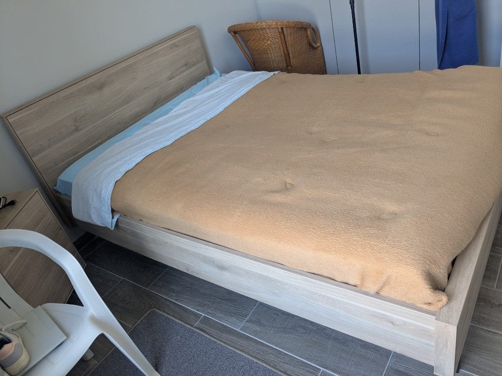 Zgan bed + matras + nachtkastje te koop  140x200, Huis en Inrichting, Ophalen, Zo goed als nieuw, Tweepersoons, Modern