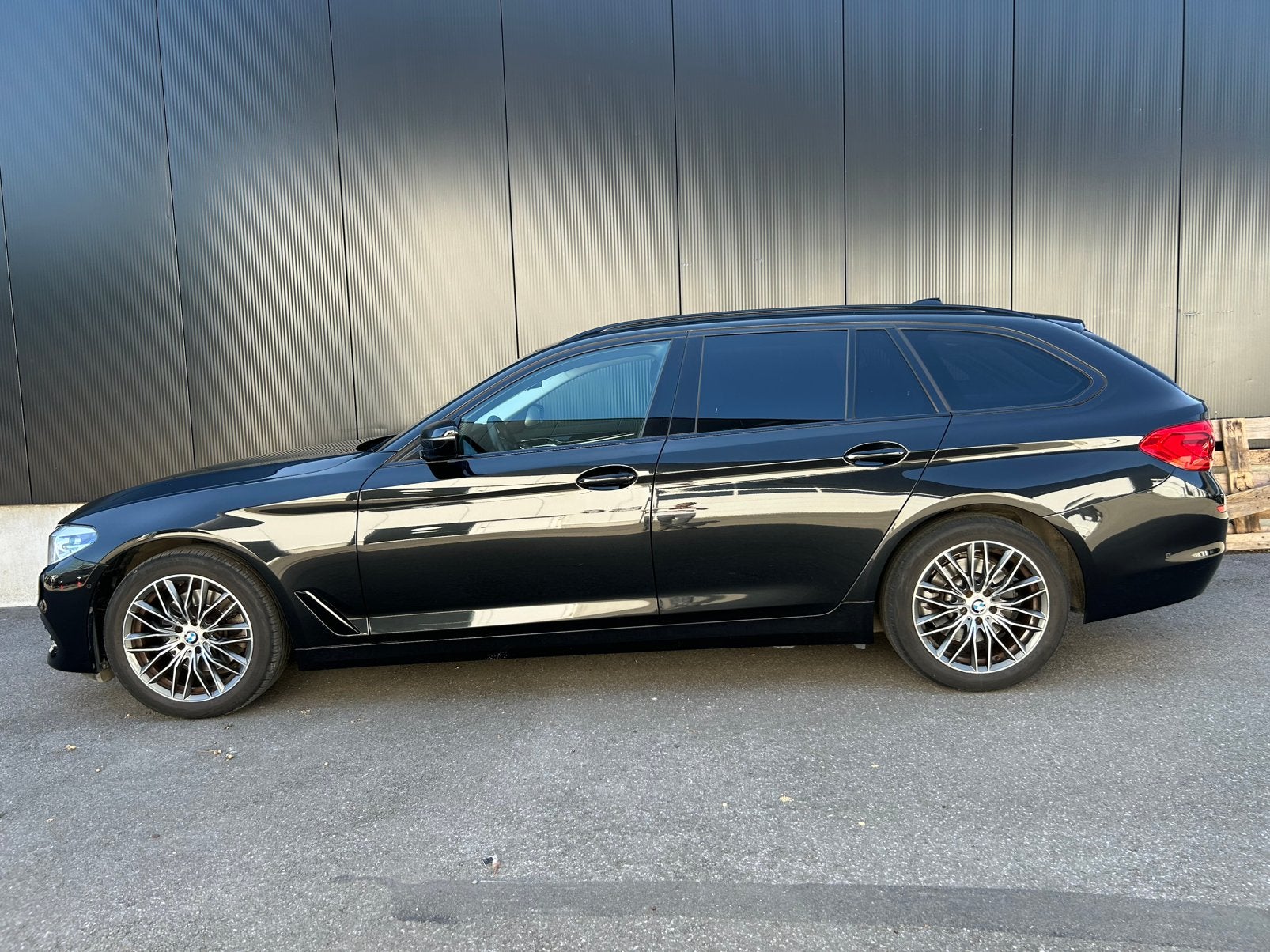 BMW 518d / Sport Line / Automaat / Navi / Apple Carplay, Auto's, BMW, Automaat, Dealer onderhouden, Zwart, Leder