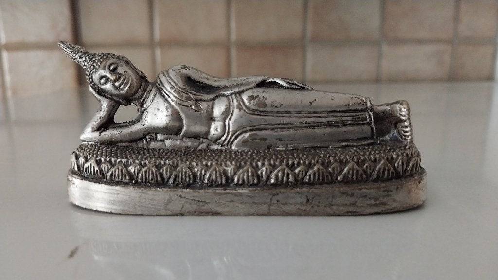Liggende Boeddha,Thaise Buddha Verzilverd-brons,Thailand,,,,, Huis en Inrichting, Woonaccessoires | Boeddhabeelden, Gebruikt, 10 cm