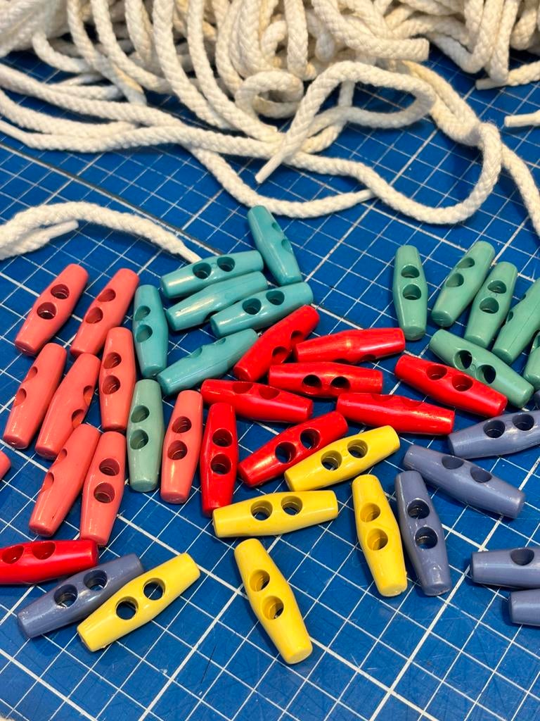 Zak met 6 kleuren houtje-touwtje knopen en touw, Enlèvement, Neuf, Matériel de bricolage