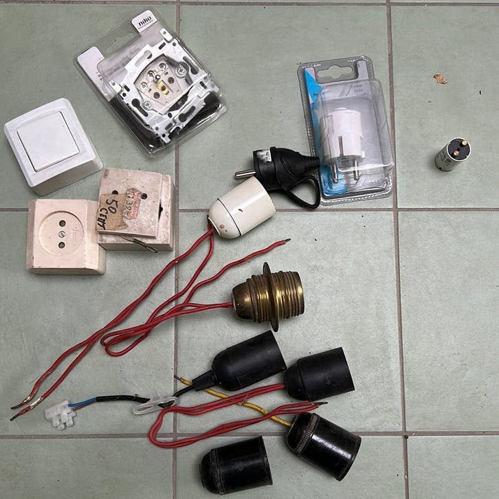 Niko Profile E27 stopcontact elektriciteitsset, Doe-het-zelf en Bouw, Elektriciteit en Kabels, Ophalen, Gebruikt, Overige merken