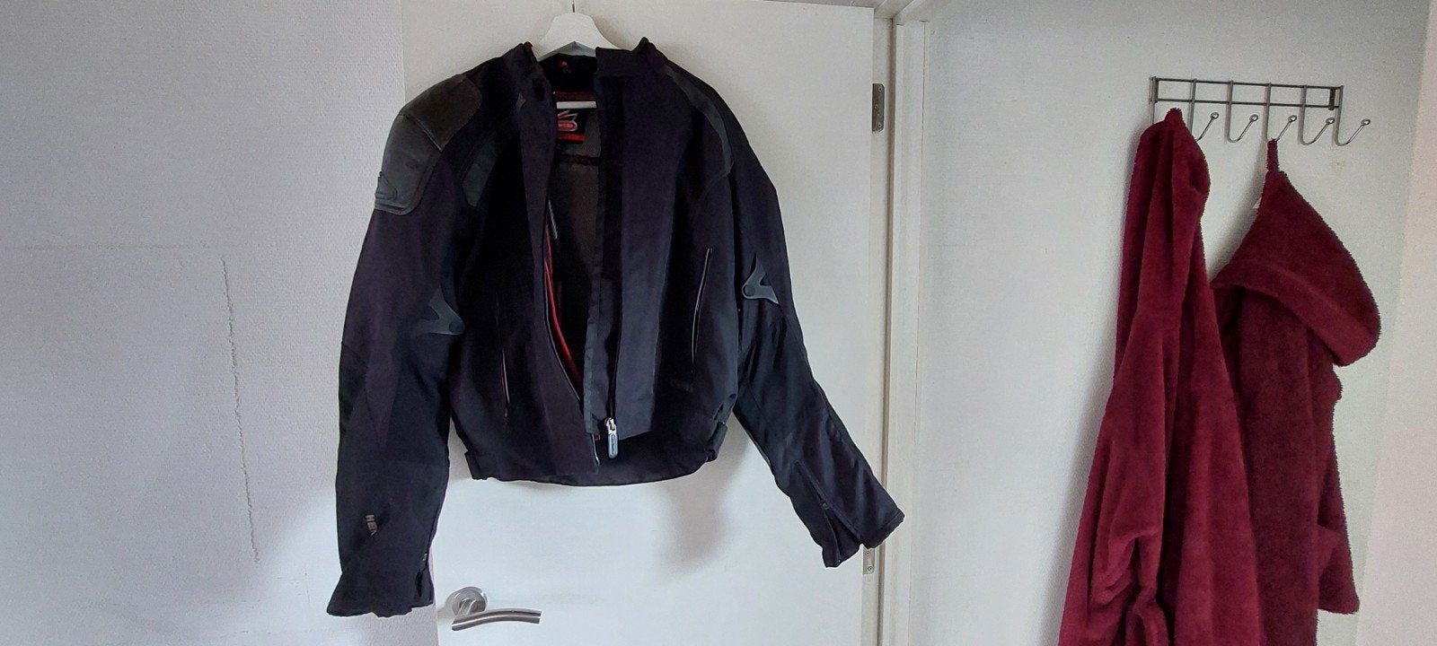 Te koop motorkleding, Ophalen