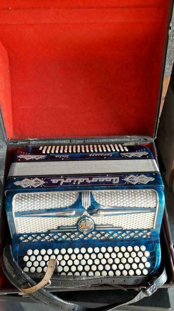 Accordeon met knoppen, Muziek en Instrumenten, Accordeons, Ophalen, Gebruikt, Met koffer, Accordiola
