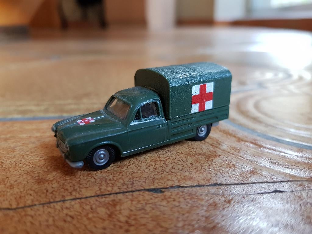 Praline Busch 403 Peugeot Ambulance Militaire HO 1/87, Enlèvement ou Envoi, Utilisé, Voiture, Autres marques