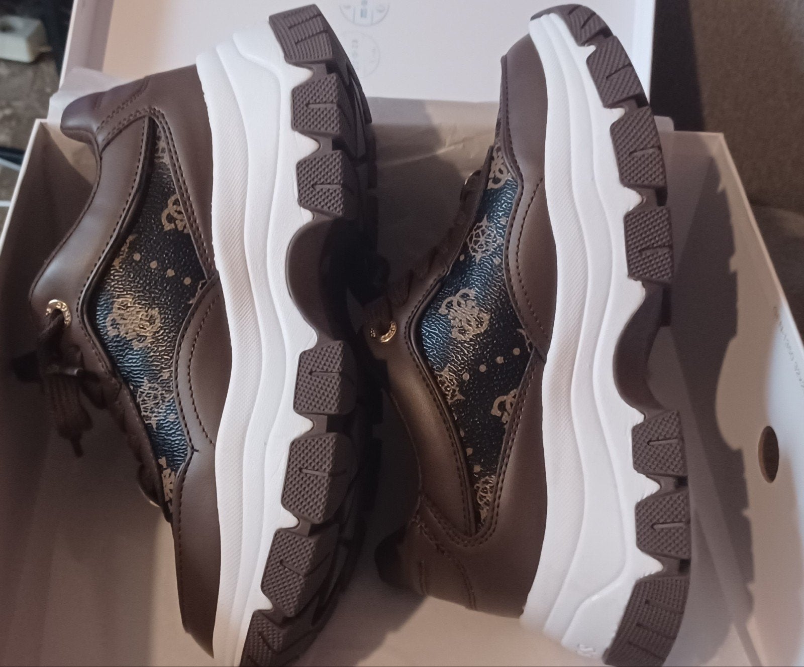 Sneakers GUESS sympas et amusantes, taille 38, Vêtements | Femmes, Chaussures, Envoi, Sneakers et Baskets