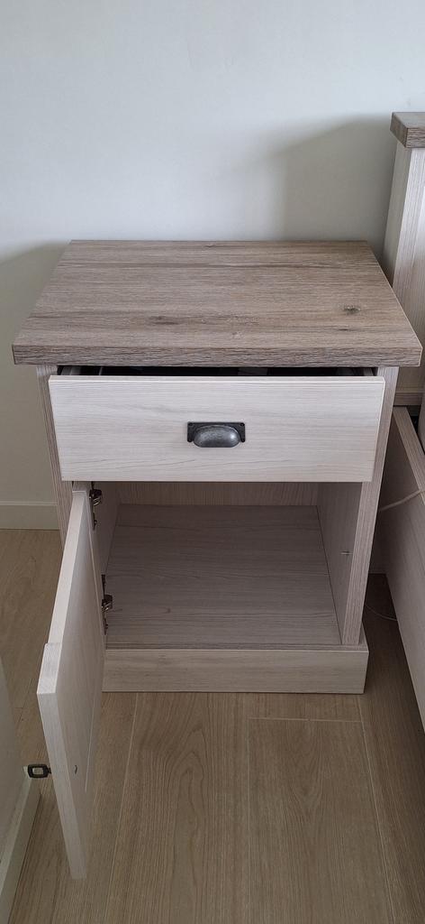 2 tables de nuit a vendre, Enlèvement, Comme neuf