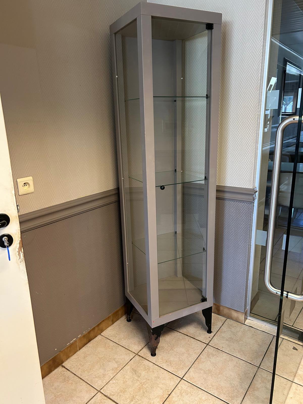 Hoge Glazen Hoekvitrine / Toonbankkast, Huis en Inrichting, Kasten | Vitrinekasten, Ophalen, Zo goed als nieuw, Glas