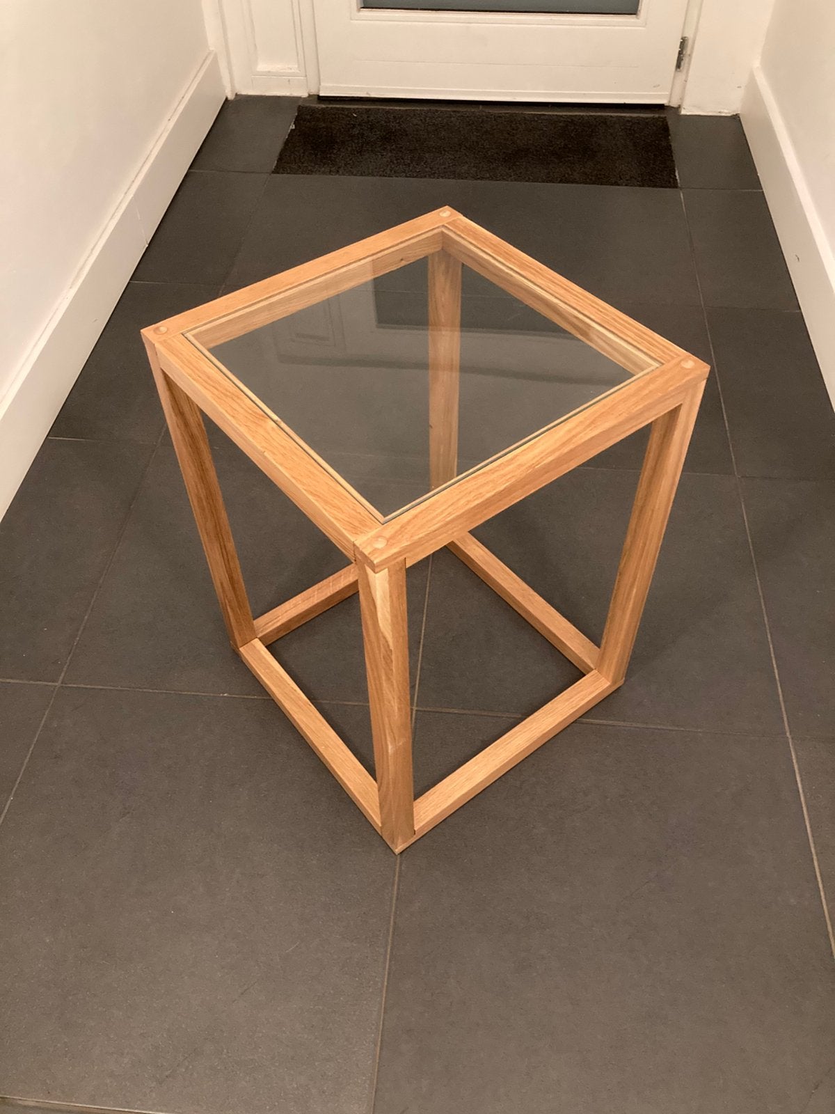 Table d'appoint en placage de chêne avec plateau en verre, Maison & Meubles, Moins de 55 cm, Enlèvement, Tijdloos, Bois
