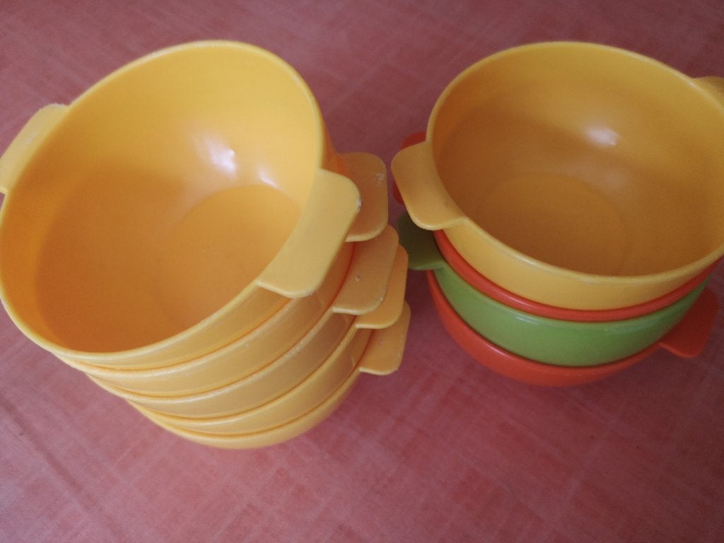 9 pots en plastique colorés, Enlèvement ou Envoi