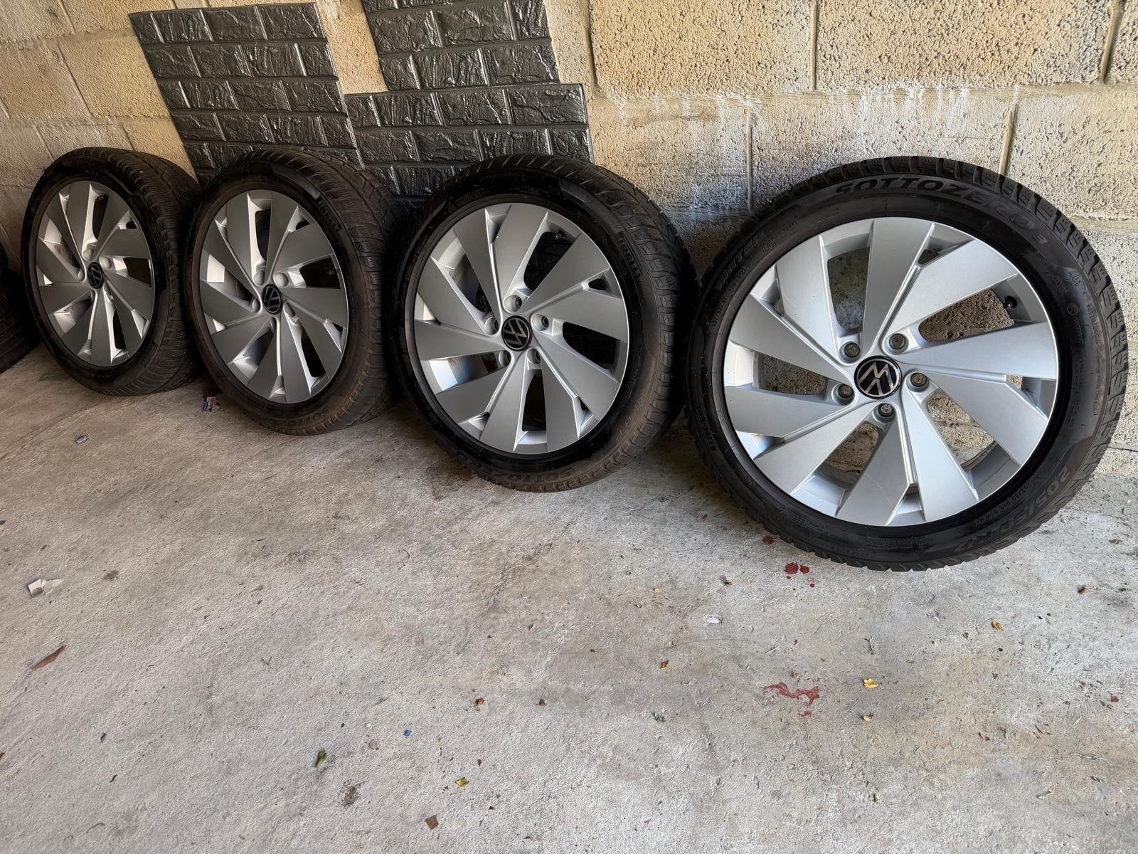 originele Volkswagen velgen met banden 205.50.17, Auto-onderdelen, Ophalen, Band(en)
