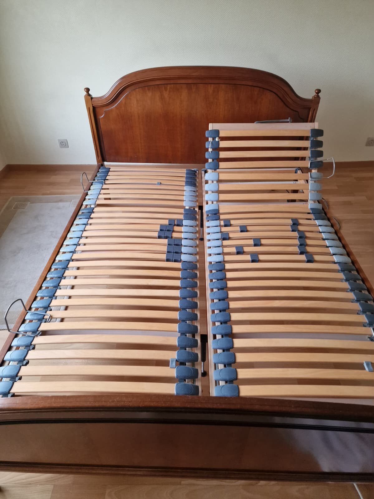 Klassiek houten bed 160 x 200 cm – verstelbaar hoofdeinde, Huis en Inrichting, Ophalen, Bruin, Klassiek, Tweepersoons