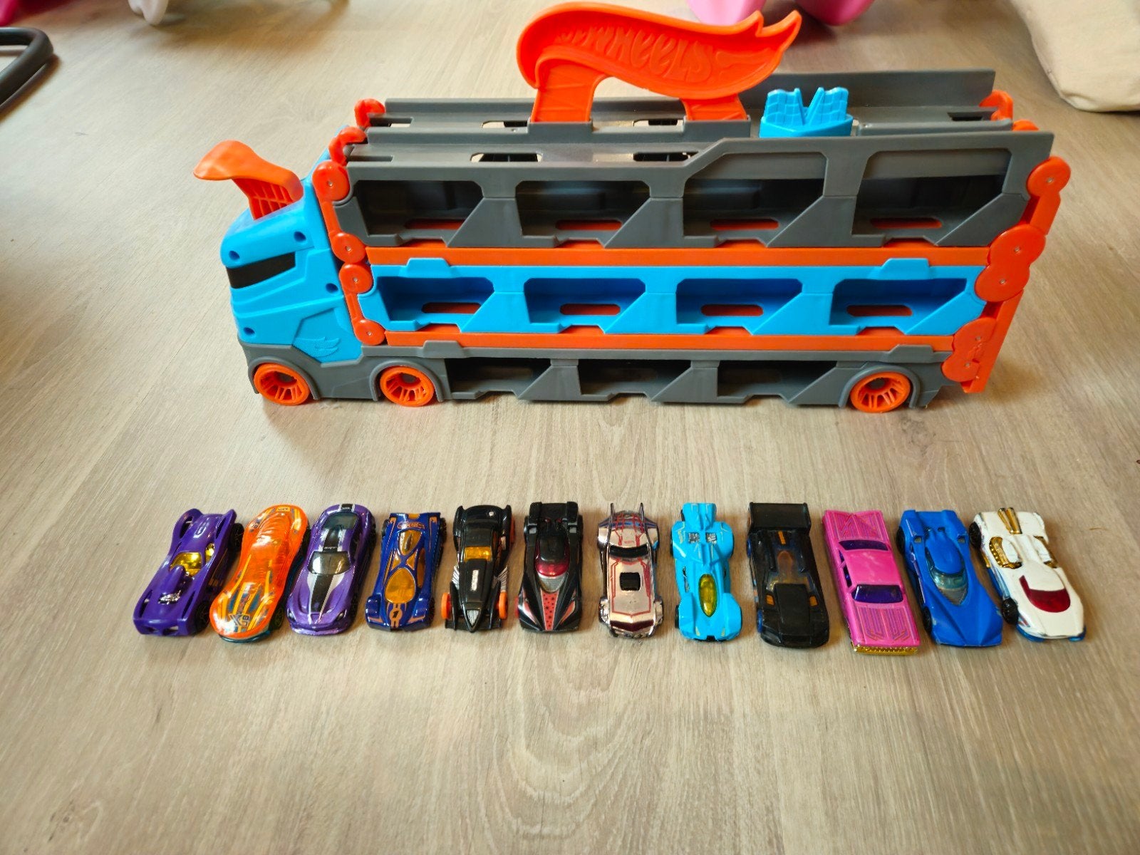 Camion Transporteur Hot Wheels + Lot de 12 Voitures, Enfants & Bébés, Enlèvement, Comme neuf