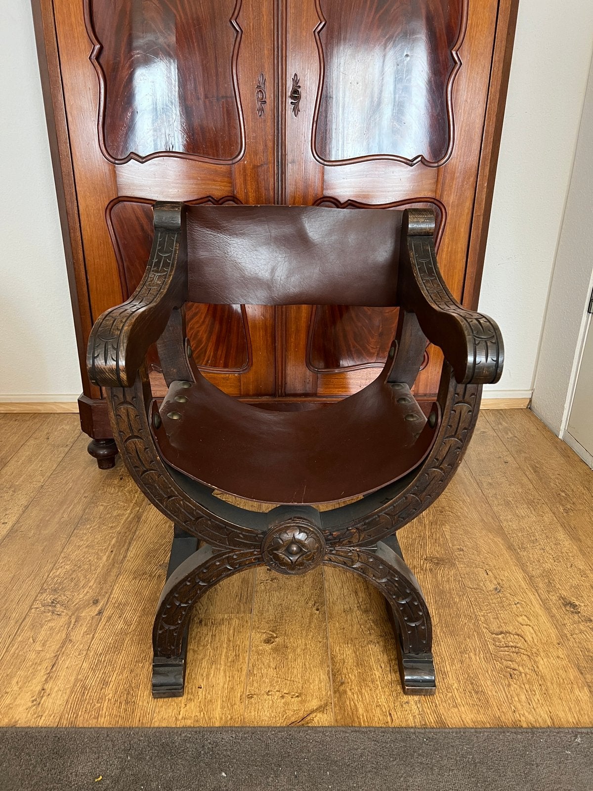 Fauteuil Savonarole en bois sculpté – style Renaissance, Enlèvement