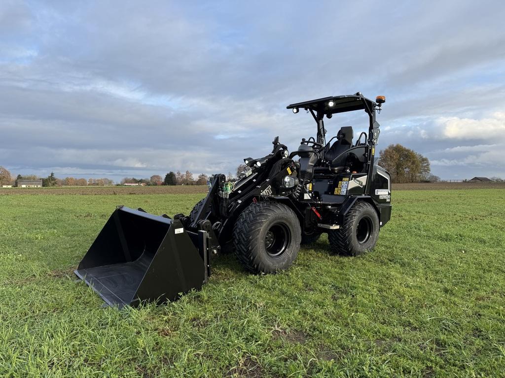 Giant G2700 X-TRA HD+ BLACK edition minishovel NIEUW €745, Tobroco, Info@tobroco.nl, Sprendlingenstraat 57
5061 KM  Oisterwijk, NL