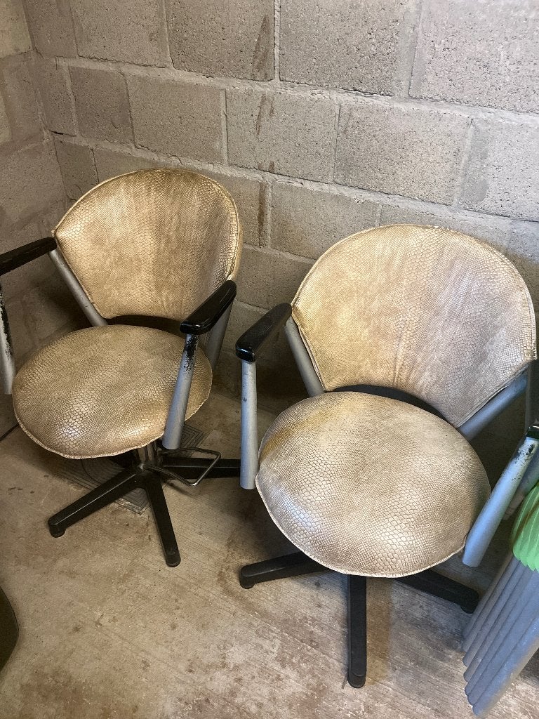2 kappersstoelen in slangenleer, Ophalen
