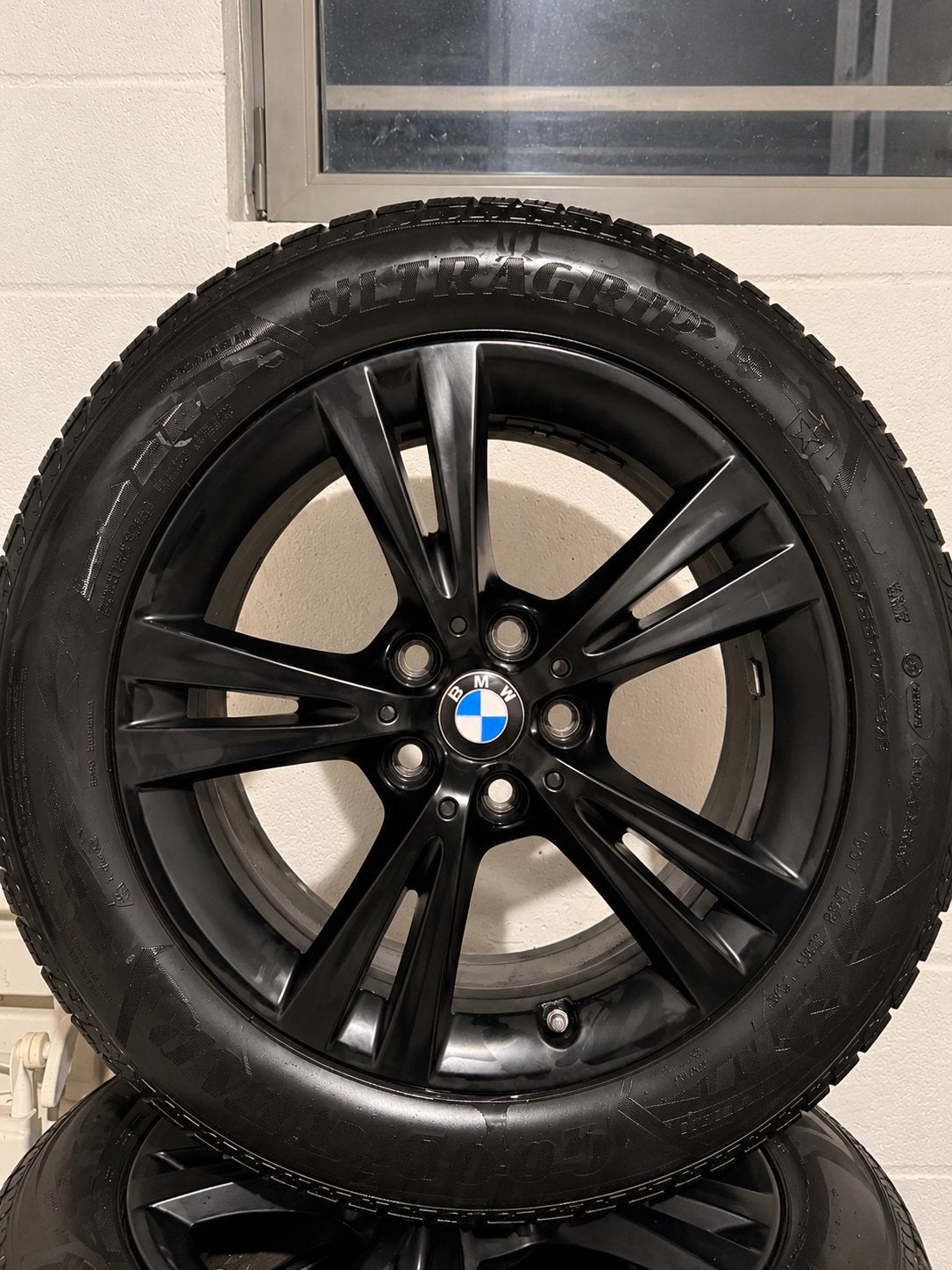 Jantes et Pneu etoilé bmw ULTRAGRIP 8 225/55 R17, Ophalen, Winterbanden, Band(en)