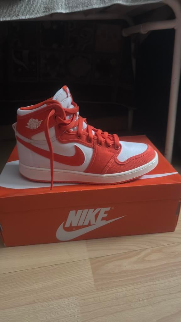 Nike Air Jordan 1 Mid oranje/wit – maat 41 – nieuw met doos, Kleding | Heren, Schoenen, Ophalen, Zo goed als nieuw, Wit, Sneakers