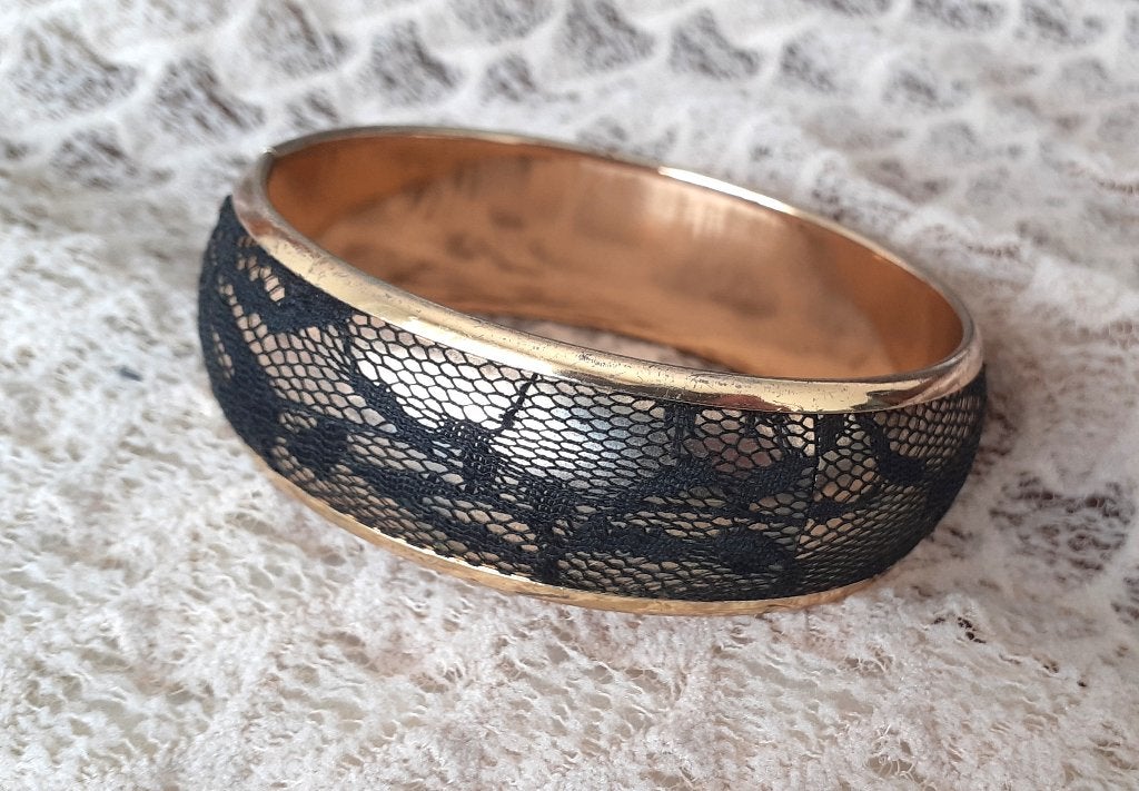 cuff armband vintage goud met zwart kant, Handtassen en Accessoires, Armbanden, Ophalen of Verzenden, Nieuw, Zwart, Overige materialen