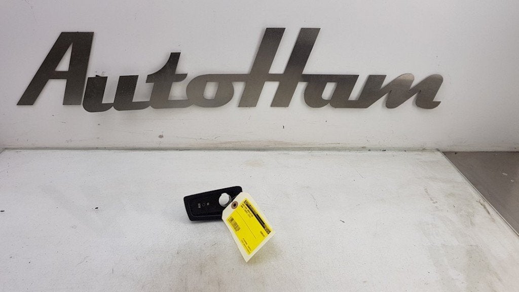AUX/USB POORT BMW 1 serie (E81) (01-2006/09-2012), Gebruikt, BMW, Petuelring 130
80809  München, DE, Bayerische Motoren Werke AG
