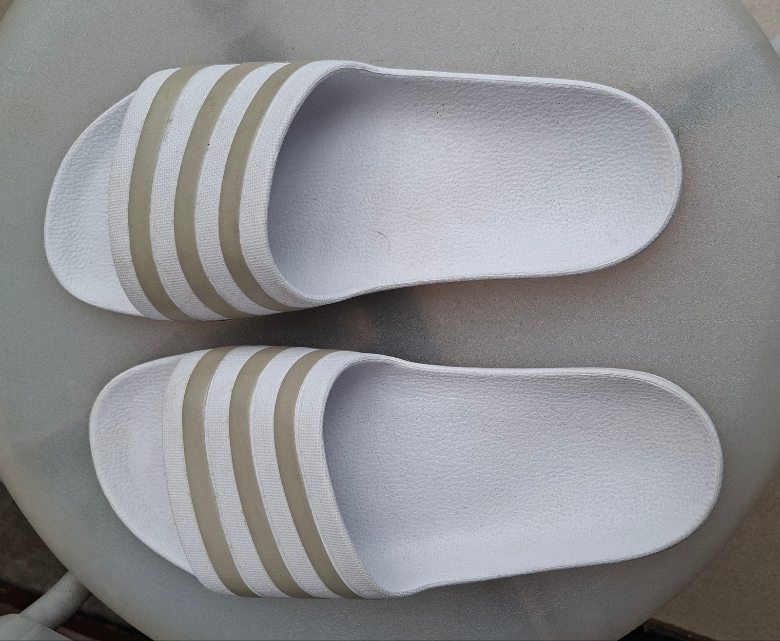te koop witte adidas slippers, Vêtements | Hommes, Chaussures, Chaussons, Enlèvement ou Envoi, Comme neuf, Adidas