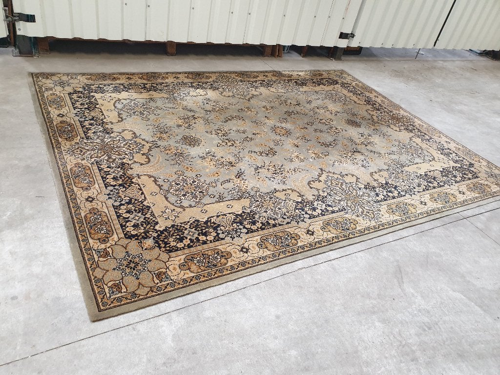 Groot tapijt 333 cm x 243 cm. Het kan geleverd worden., Huis en Inrichting, Ophalen, Gebruikt, Rechthoekig