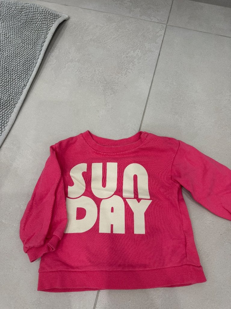 Pull H&M rose avec inscription, Kinderen en Baby's, Babykleding | Maat 74, Meisje, H&M, Ophalen of Verzenden, Zo goed als nieuw