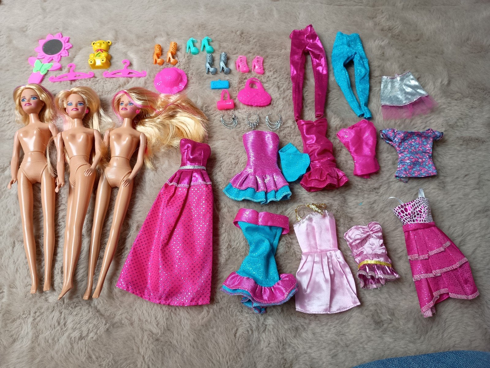 3 poppen met kledij en accessoires, Ophalen, Gebruikt, Pop