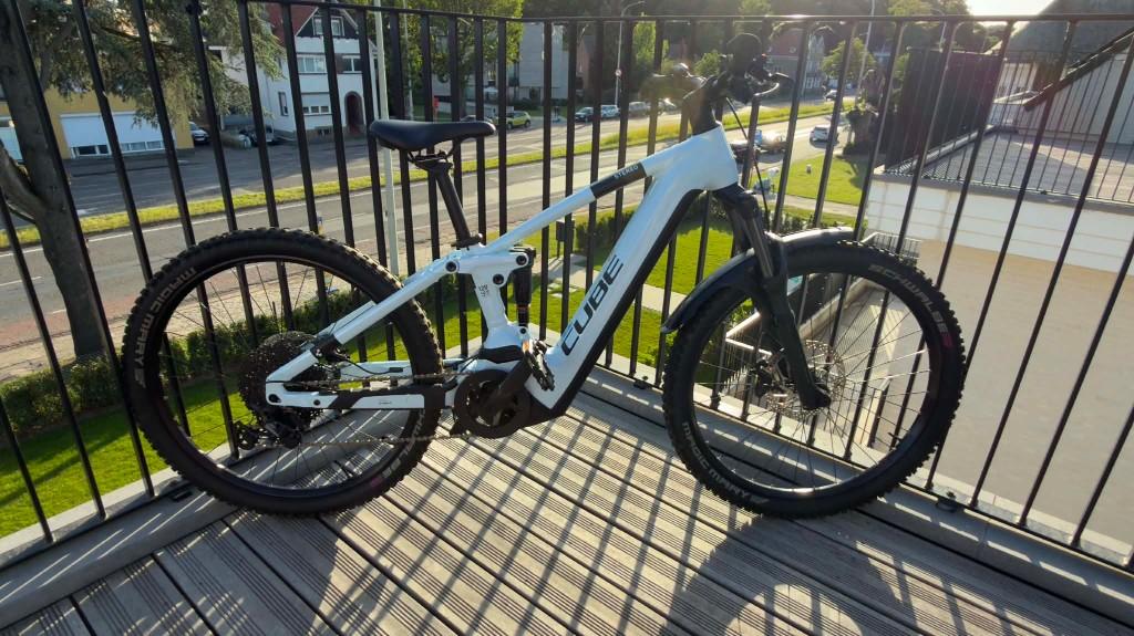 CUBE Stereo Hybrid 120 Pro 750–Flashwhite’n’Black - maat M, Vélos & Vélomoteurs, Enlèvement, Comme neuf, 50 km par batterie ou plus