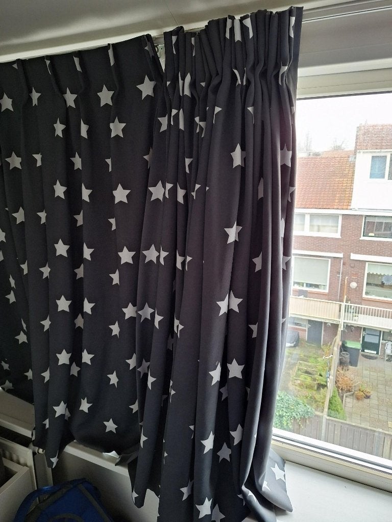 Grijze gordijnen met witte sterren. Compleet met haken., Huis en Inrichting, Overige materialen, Gebruikt, Overige merken, 500 cm