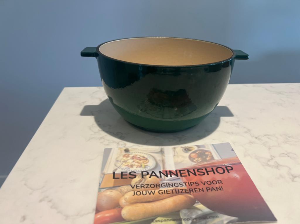 Gietijzeren Nomar pannetje gevlamd groen 18 cm, Huis en Inrichting, Keuken | Potten en Pannen, Kookpan of Snelkookpan, Gietijzer