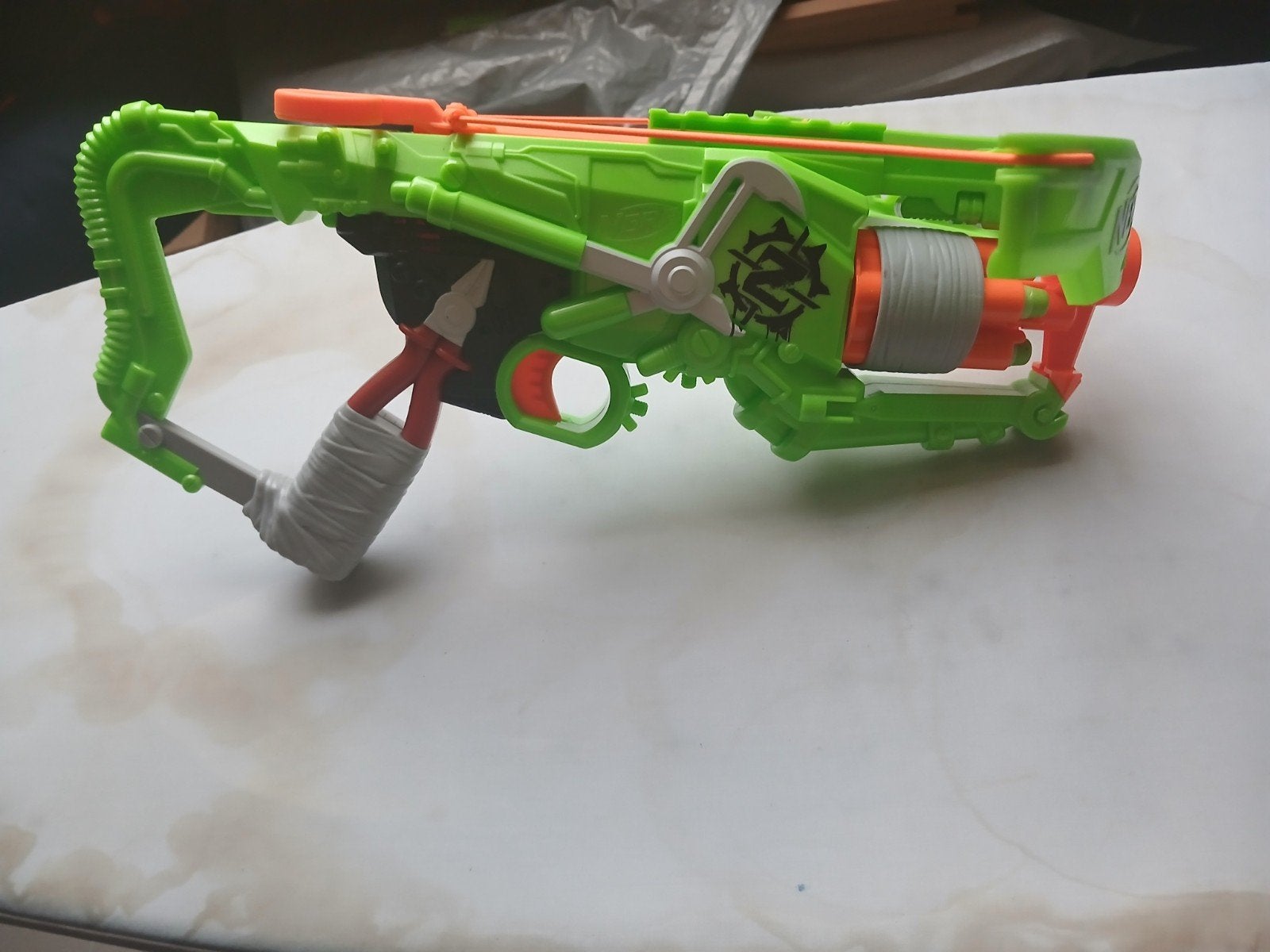 Nerf zombie strike outbreaker bow, Kinderen en Baby's, Speelgoed |Speelgoedvoertuigen, Ophalen, Zo goed als nieuw