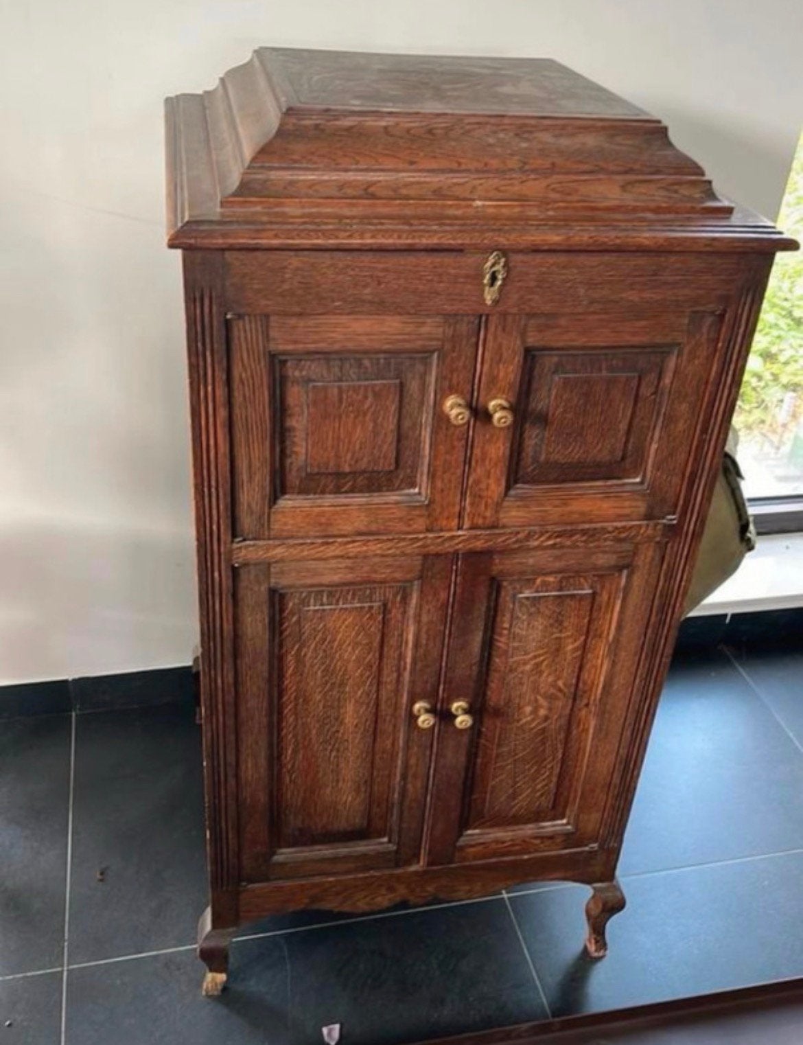 Grammofoon in eikenhouten kast, Ophalen