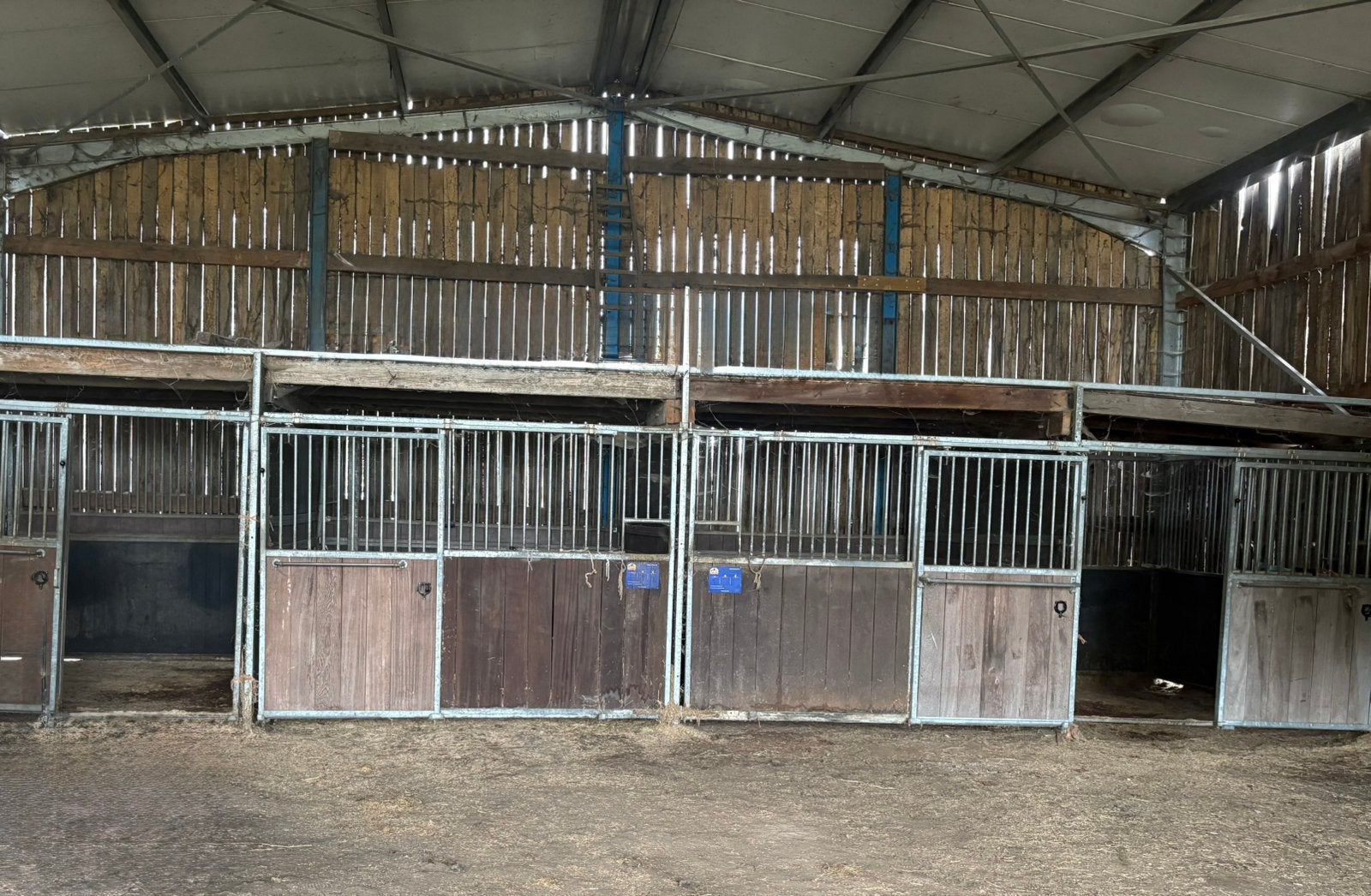 4 lege paardenboxen te huur eigen beheer, Stalling