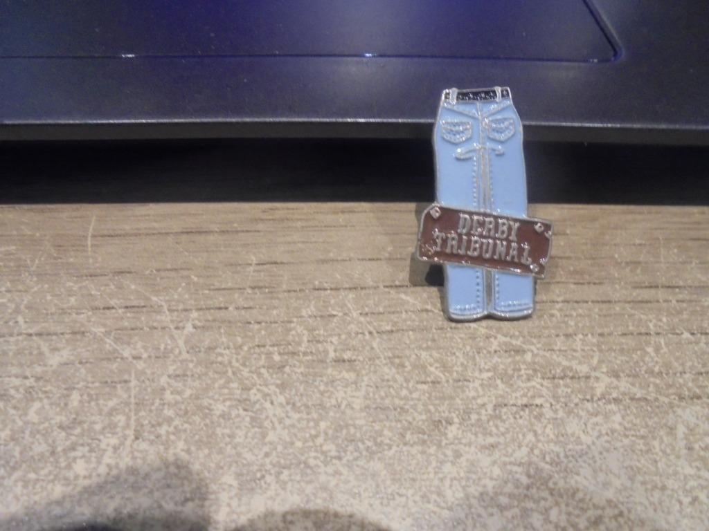 pin derby tribunal, Collections, Enlèvement ou Envoi, Comme neuf, Insigne ou Pin's