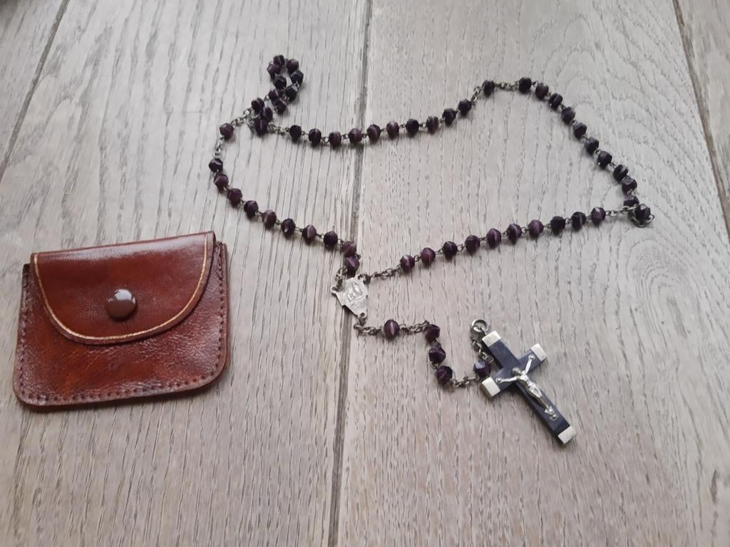 Mooie donker mauve paternoster met etui, Ophalen of Verzenden, Zo goed als nieuw
