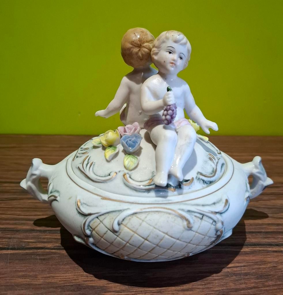 Bisquit porseleinen dekseldoosje met petit cherub beeldjes, Ophalen of Verzenden