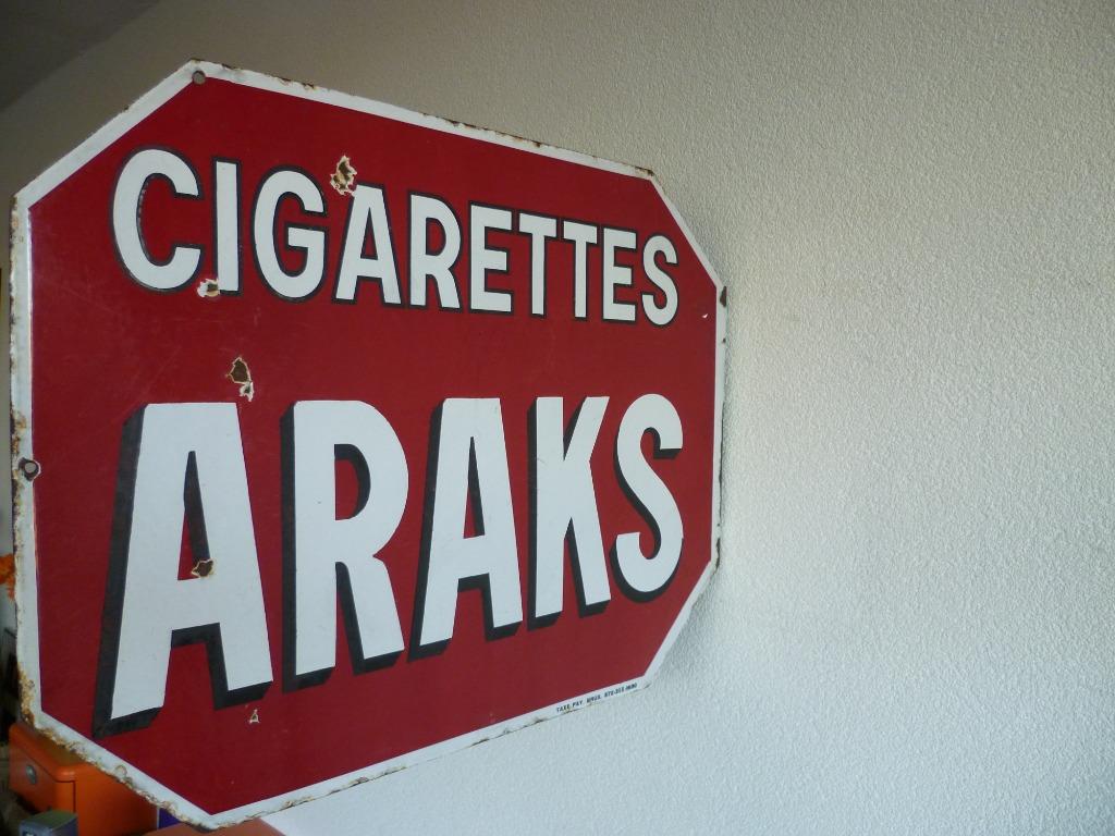 EMAILLE DUBBELZIJDIG RECLAME BORD"ARAKS CIGARETTES"JAREN 30, Ophalen of Verzenden, Gebruikt, Reclamebord