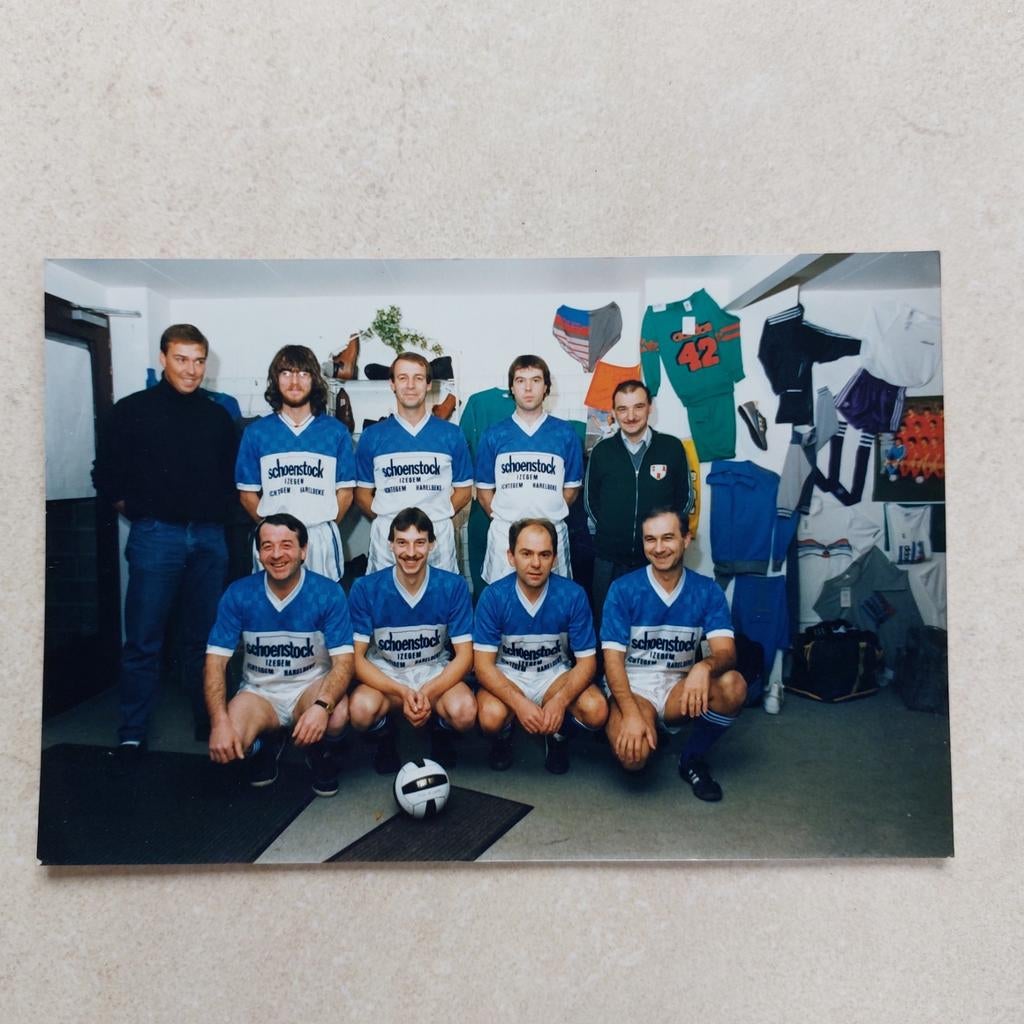 Voetbalploeg met shirt Schoenstock Izegem, Ophalen of Verzenden, Zo goed als nieuw, Shirt