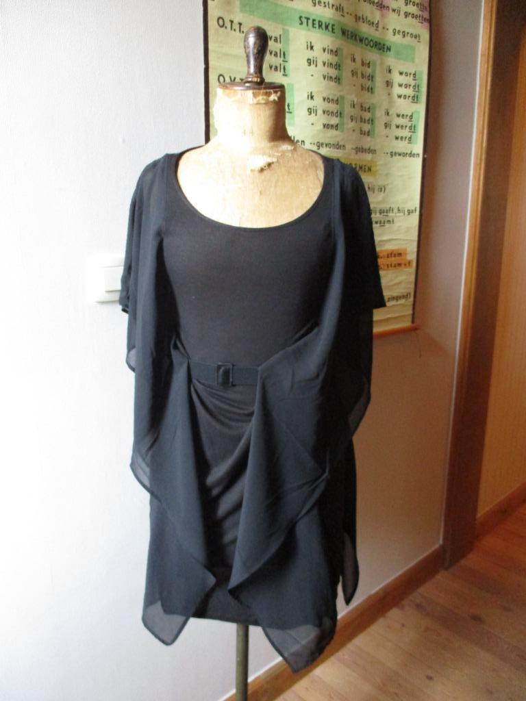 zwart kleedje met vleermuismouwen en riem HenM maat S, Kleding | Dames, Zwart, Ophalen of Verzenden, Zo goed als nieuw, Maat 36 (S)